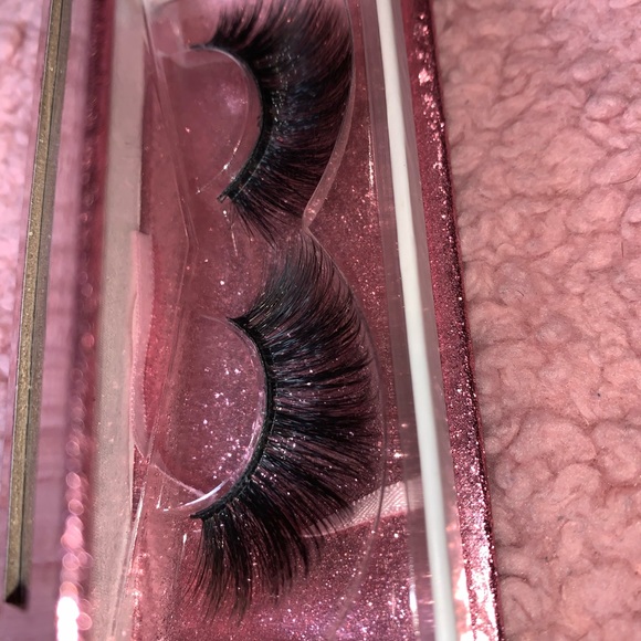 Eyelashes - Picture 3 of 5